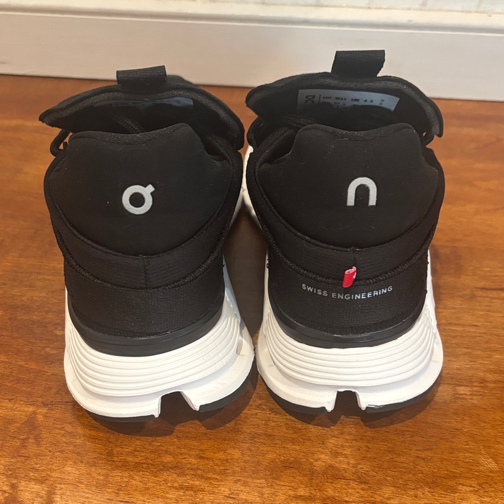 On Running Women’s size 6.5 Black and White Sneakers - Picture 2 of 4